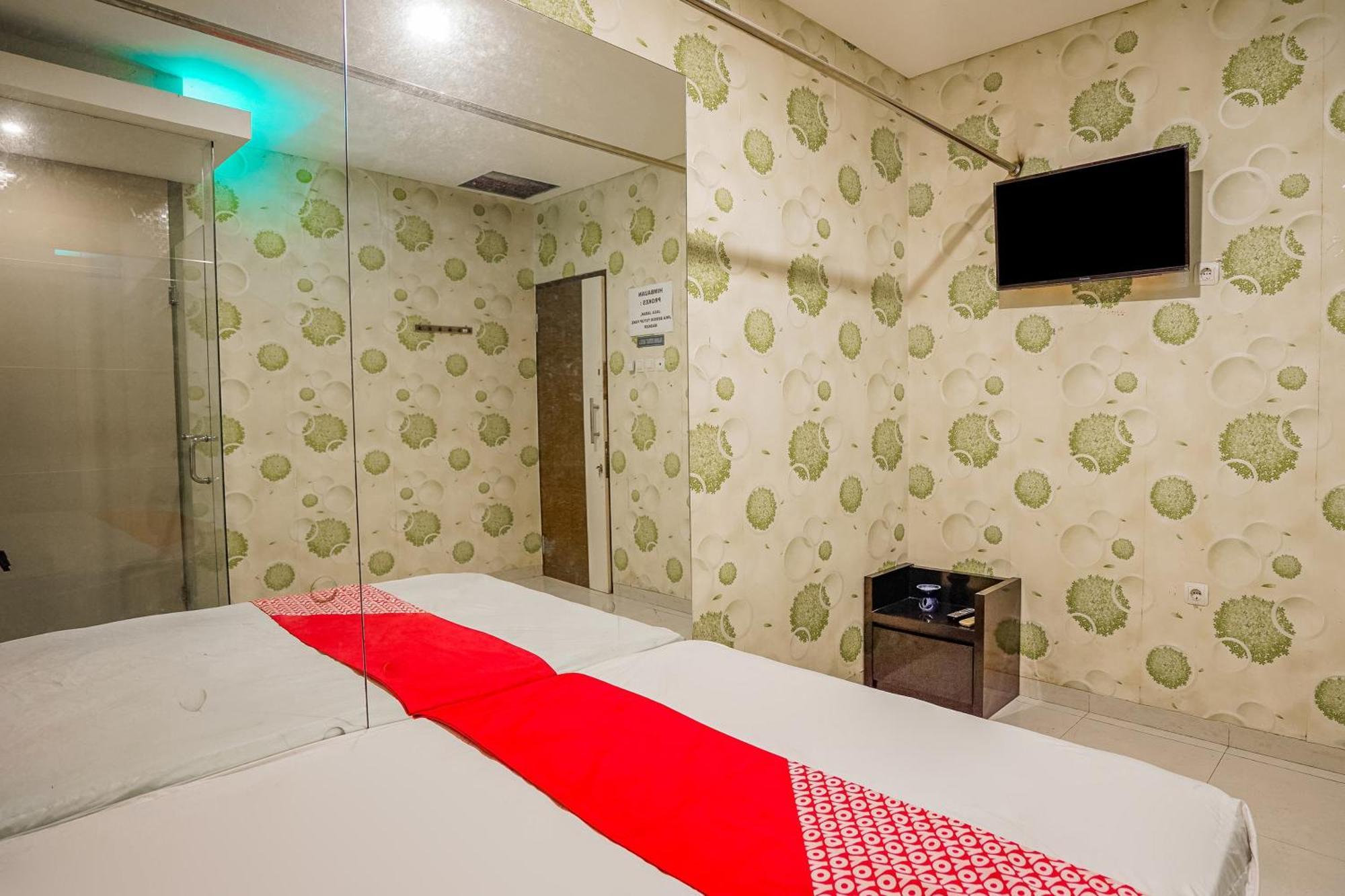 Super Oyo Capital O 92633 Spring Hotel Gubeng Surabaya Exteriör bild